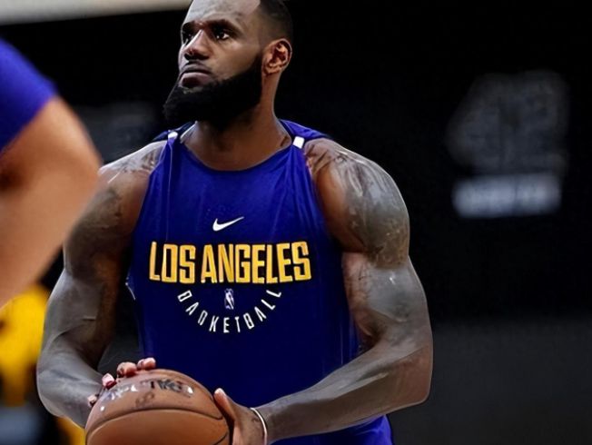 臂球星不少但能把球衣穿成紧身衣就5人m6米乐注册众所周知NBA拥有麒麟(图4)