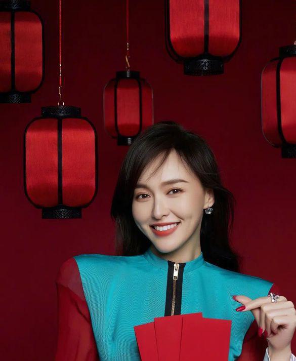 蓝色和红色的拼接搭配为主m6米乐唐嫣的穿搭中以(图3)