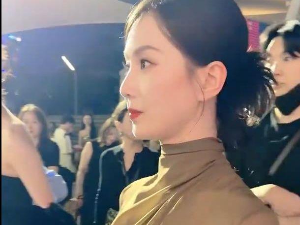 戒挪鼻子力破和刘诗诗离婚的传闻！米乐m6吴奇隆低调坐高铁被遇戴婚(图4)