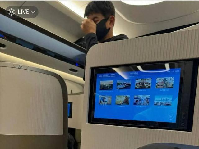 戒挪鼻子力破和刘诗诗离婚的传闻！米乐m6吴奇隆低调坐高铁被遇戴婚(图3)